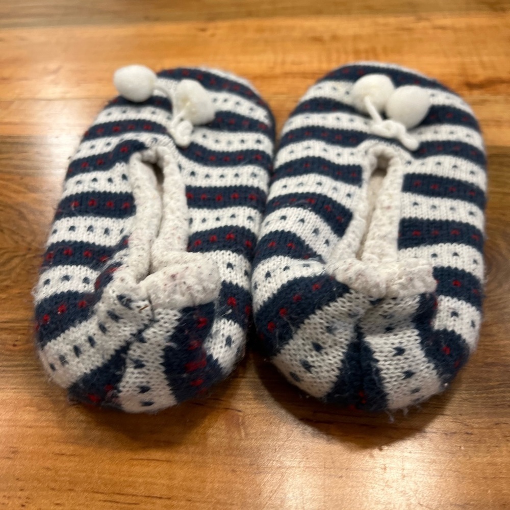 Comfy slippers size 9 in GUC - Picture 2 of 6